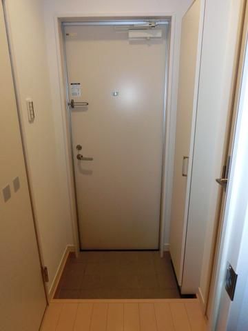 玄関　玄関は下駄箱付き