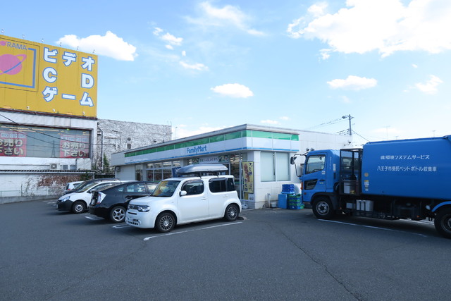 コンビニ　ファミリーマート秀栄高専通り店（コンビニ）まで200m
