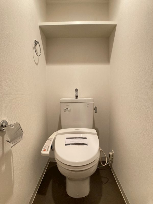 トイレ　落ち着いた色調のトイレです