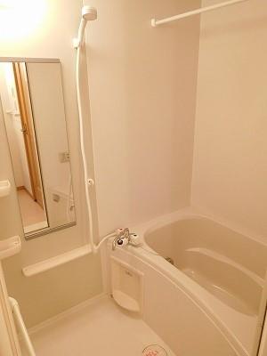 バス・シャワールーム　物干し付きの浴室です♪