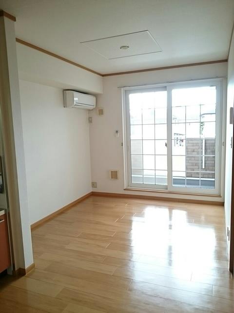 居室・リビング　エアコン付きの8.9帖のLDKです♪