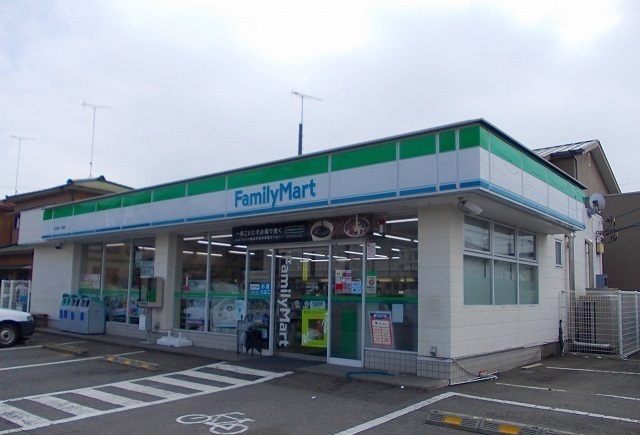 コンビニ　ファミリーマート小八幡店（コンビニ）まで550m