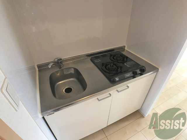 キッチン　シンプルなキッチンです。一人暮らしにはちょうどいいサイズ。