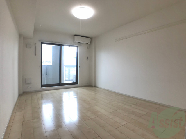 その他部屋・スペース　別の角度から洋室を撮影しました。日射しがあり明るい印象。