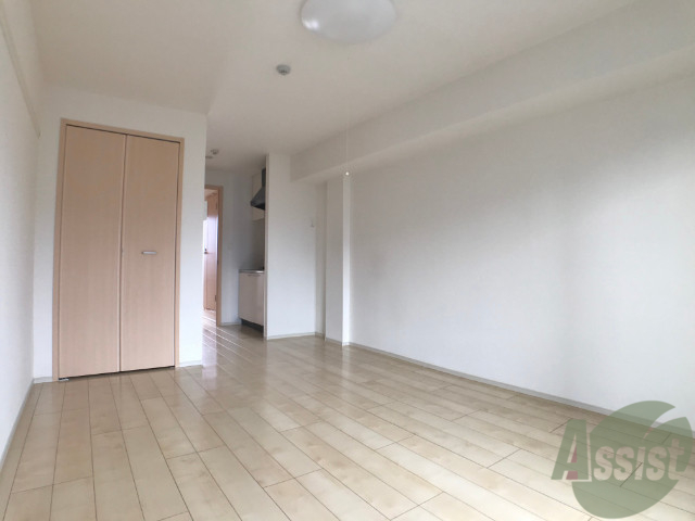 居室・リビング　１０．１８帖の洋室です。広々として、きれいですね。