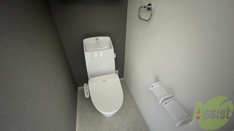 トイレ　トイレはウォシュレット付きでタオル掛けもあります。