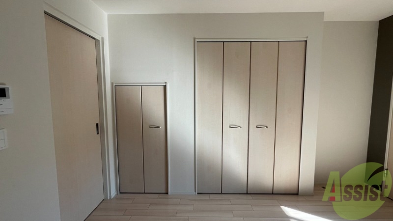 収納　８帖のリビングにはクローゼットが２つあります。