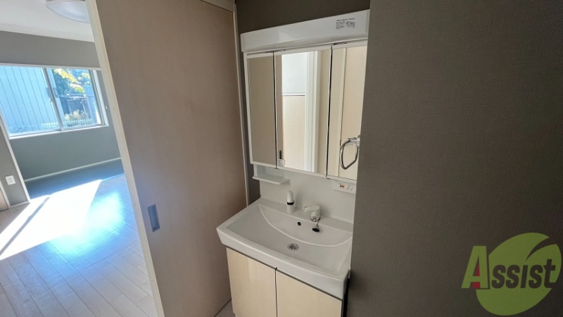 洗面設備　洗面台です。鏡も大きく、準備がしやすそうです。