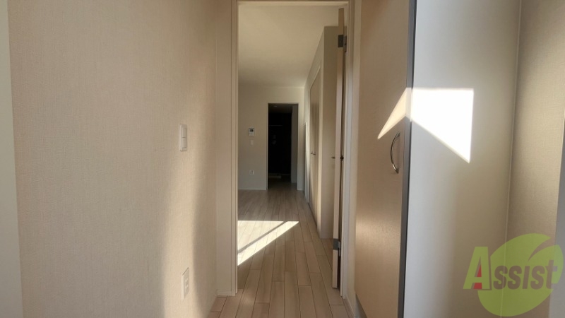 玄関　玄関からお部屋を撮影しました。陽が射しこんできます。