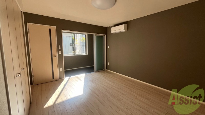 居室・リビング　８帖のお部屋を撮影しました。奥にはインナーテラスがあります。