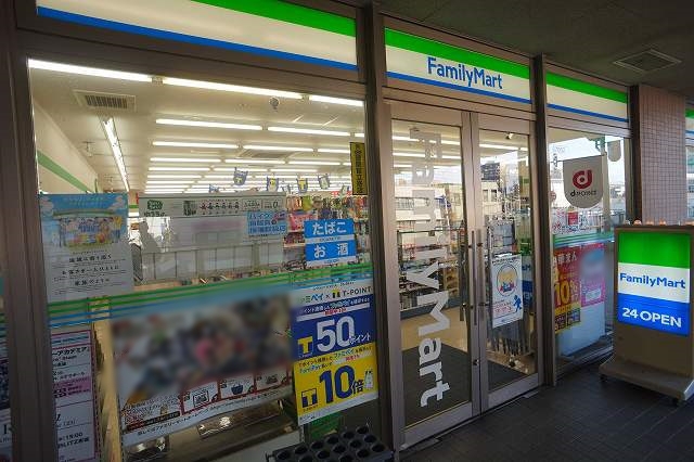 コンビニ　ファミリーマート（コンビニ）まで985m