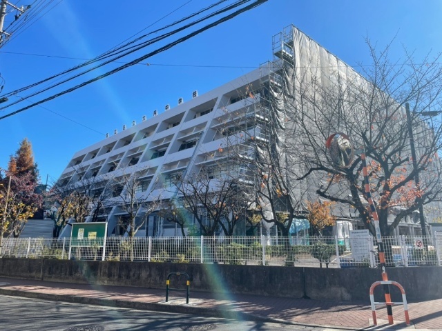 中学校　足立区立六月中学校（中学校）まで644m