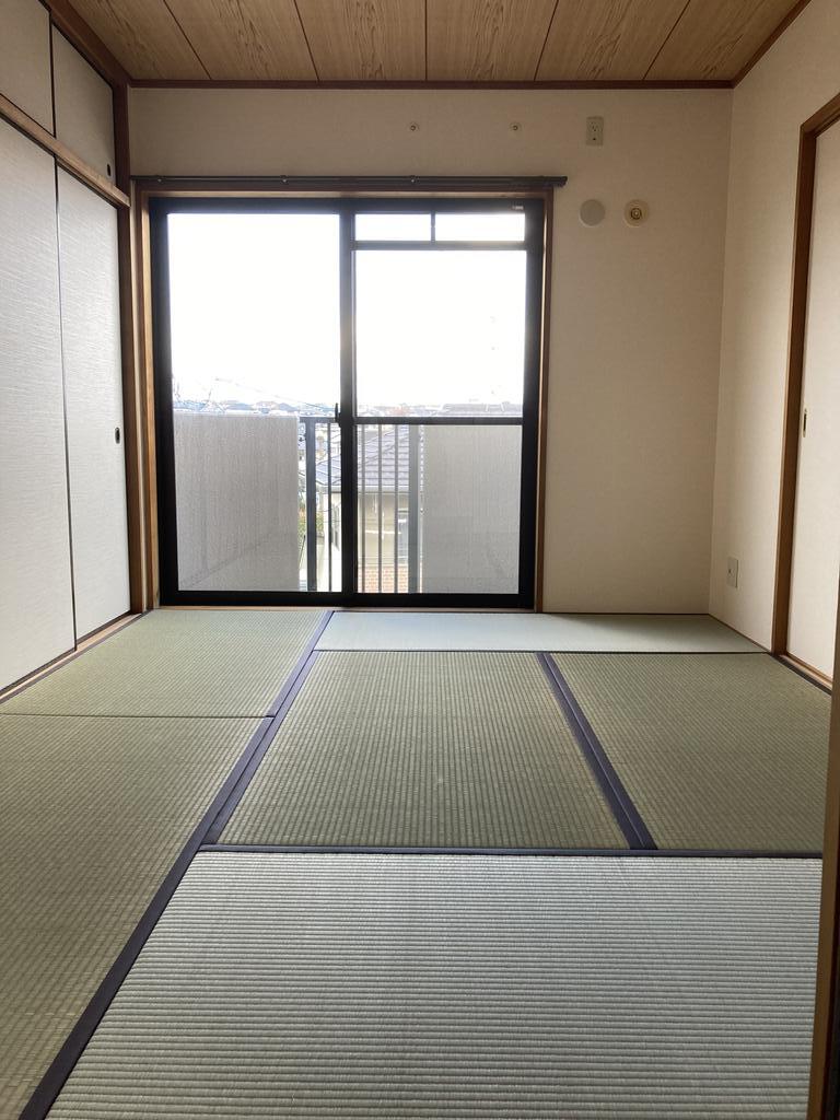 居室・リビング　和室6帖　（ベランダがあります。）