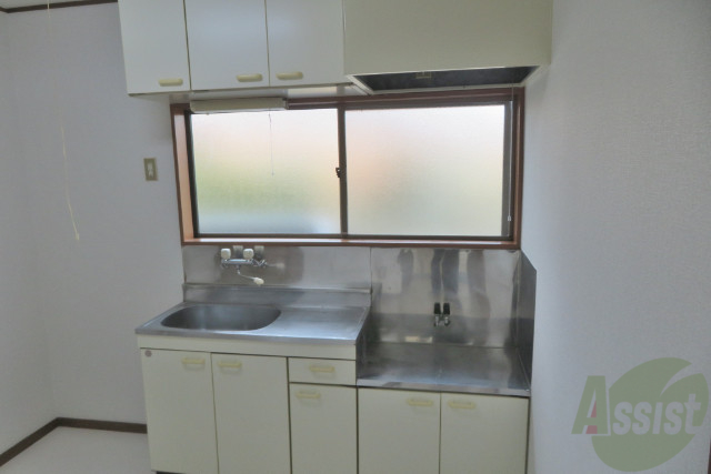 キッチン　キッチンは幅もあり使いやすそう。窓も嬉しい