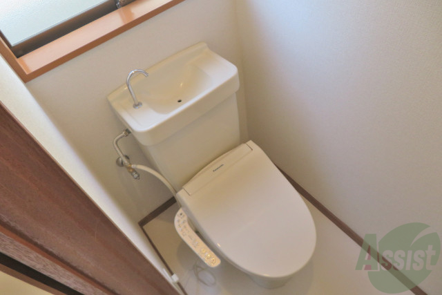 トイレ　ウォシュレット機能付きのトイレです。あると便利