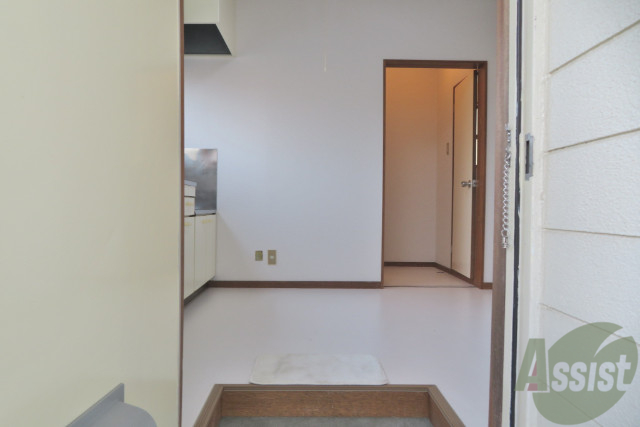 玄関　玄関からの様子です。キッチンも明るい印象