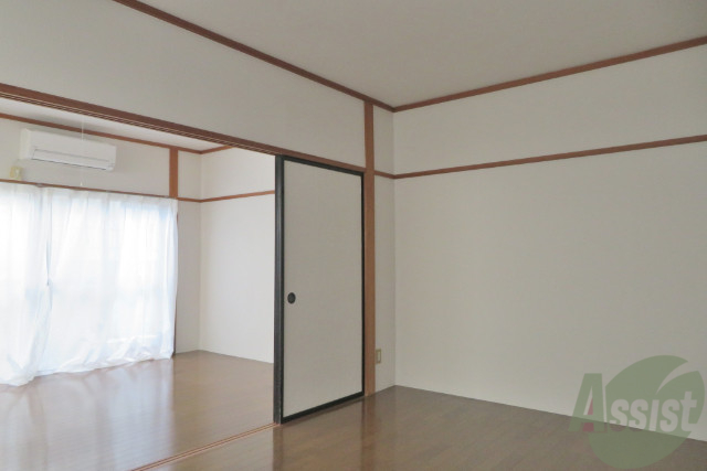 居室・リビング　開放的な印象のお部屋です。窓から差し込む光が暖かいです