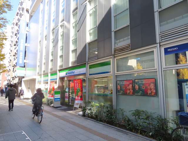 コンビニ　ファミリーマート板橋本町駅北店（コンビニ）まで572m