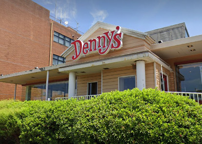 飲食店　デニーズ柏東台店（飲食店）まで979m