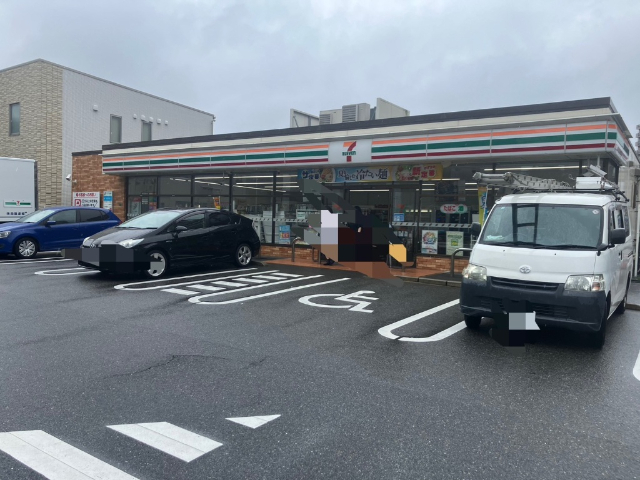 コンビニ　セブンイレブン小倉真鶴２丁目店（コンビニ）まで57m