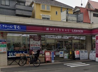コンビニ　ナチュラルローソン NL世田谷弦巻三丁目店（コンビニ）まで424m