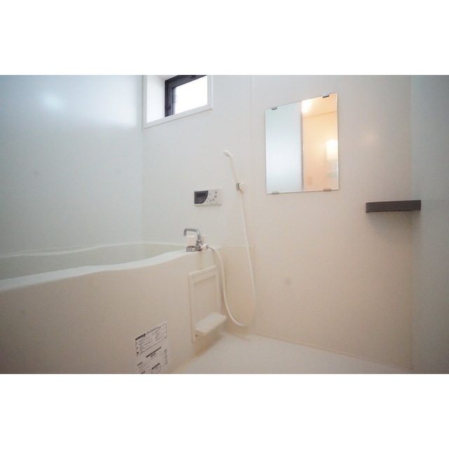 バス・シャワールーム　小窓は日中の換気に便利ですね