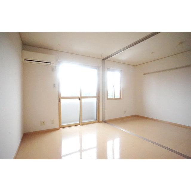 居室・リビング　明るい日差しの空間