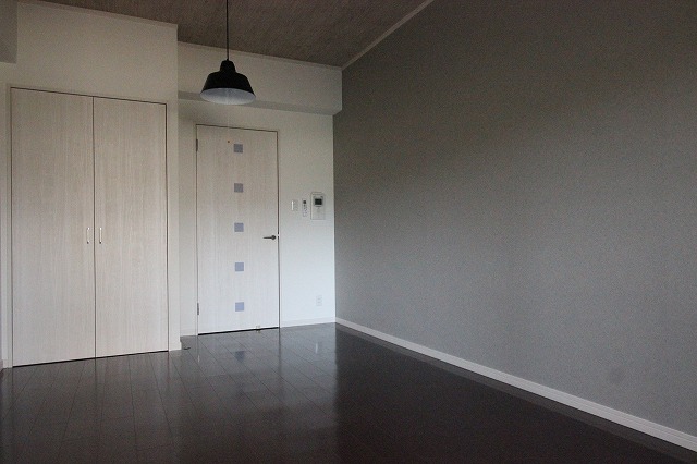 居室・リビング　同物件、別号室のものです。