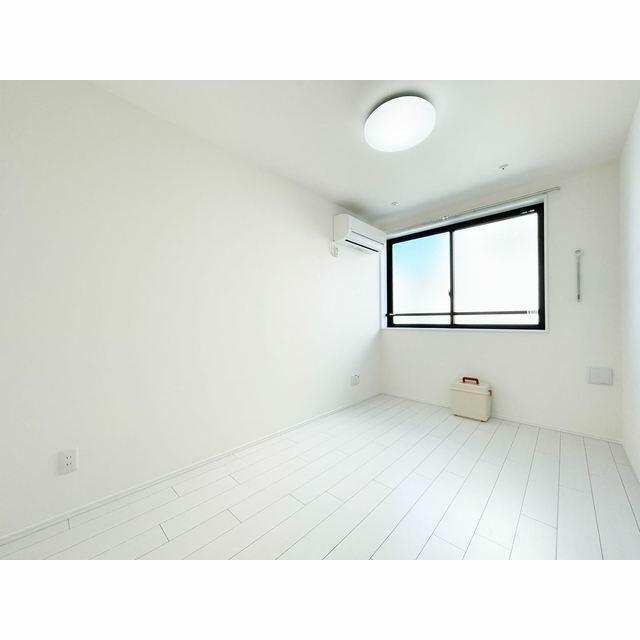 居室・リビング　6.6帖のきれいな洋室。