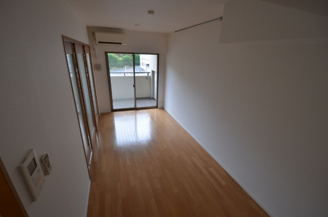 居室・リビング　エアコン付きで快適に過ごせます♪