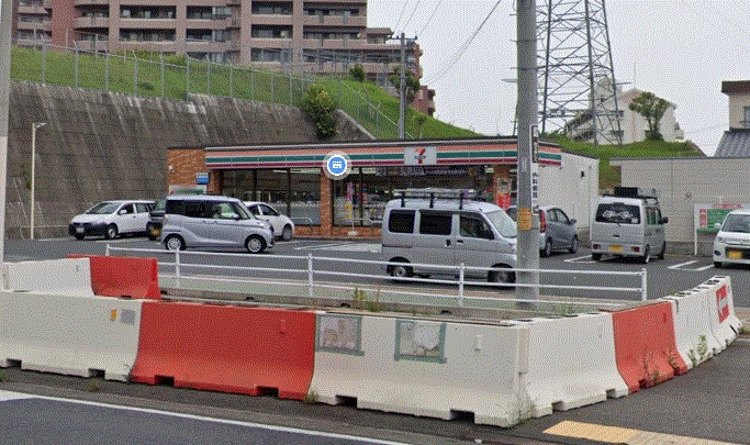 コンビニ　セブンイレブン 八幡青山2丁目店（コンビニ）まで523m