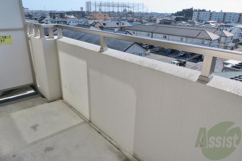 バルコニー　バルコニーは広々としていてお布団もしっかり干せそうです。