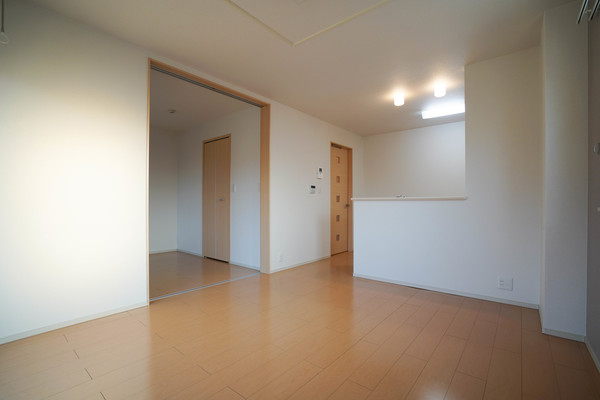 居室・リビング　同じ建物の別なお部屋