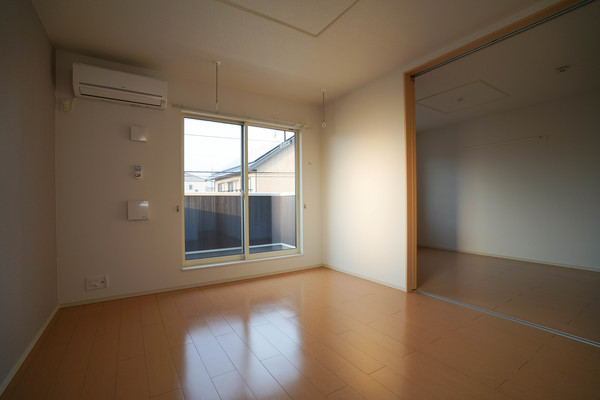 居室・リビング　同じ建物の別なお部屋