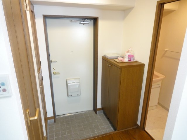 玄関　同物件別号室のものです。