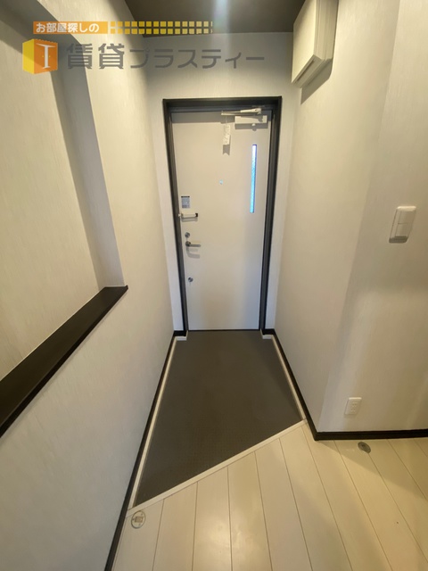 玄関　姿見付きのシューズボックスあります