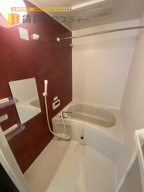バス・シャワールーム　あかいアクセントパネルで情熱的なひと時を