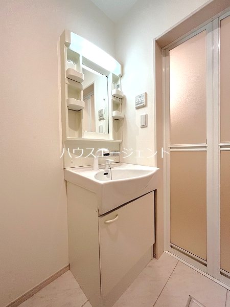 洗面設備　嬉しい独立洗面台付き。※参考画像