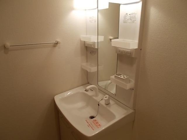 洗面設備　ゆったりとスペースのある洗面所