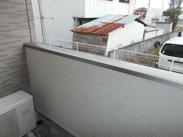 バルコニー　暖かな日差しのふりそそぐバルコニー