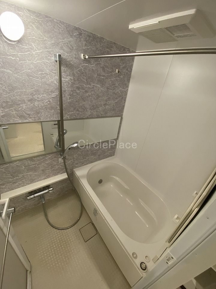 バス・シャワールーム　追い焚き機能・浴室乾燥機付き