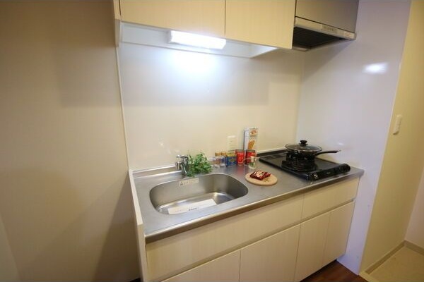 キッチン　※写真は同じマンションの違う部屋のものになります。
