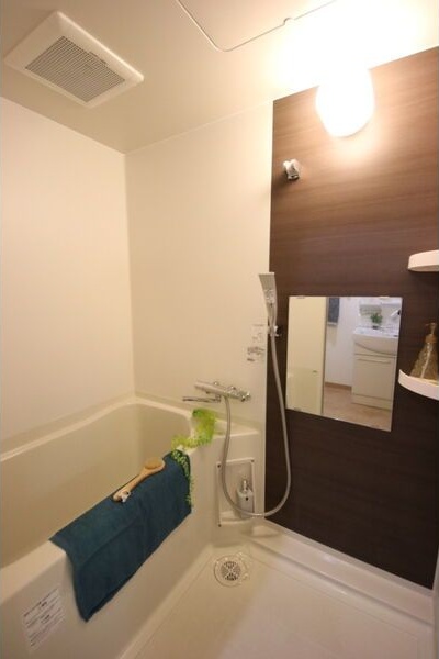 バス・シャワールーム　※写真は同じマンションの違う部屋のものになります。