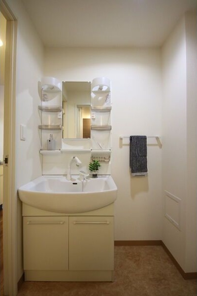 洗面設備　※写真は同じマンションの違う部屋のものになります。