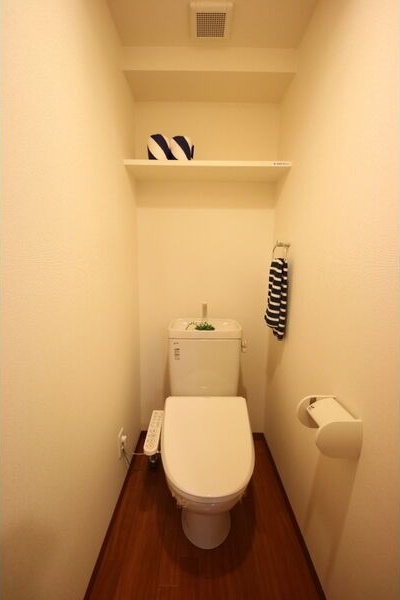 トイレ　※写真は同じマンションの違う部屋のものになります。