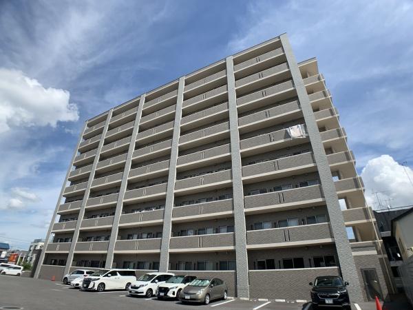 建物外観　鉄筋コンクリート造 地上9階建て