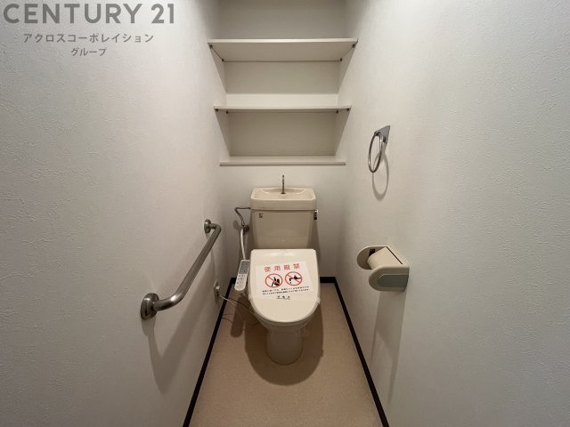 トイレ　収納棚付きです♪