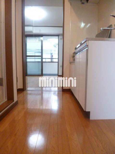 玄関　玄関から見た室内です。