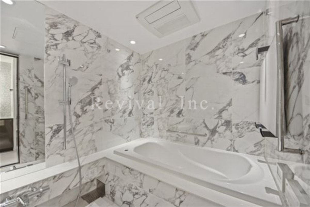 バス・シャワールーム　追い焚き・浴室乾燥完備でございます