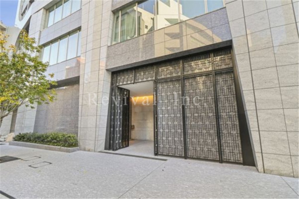 エントランス　高級感溢れるエントランスでございます